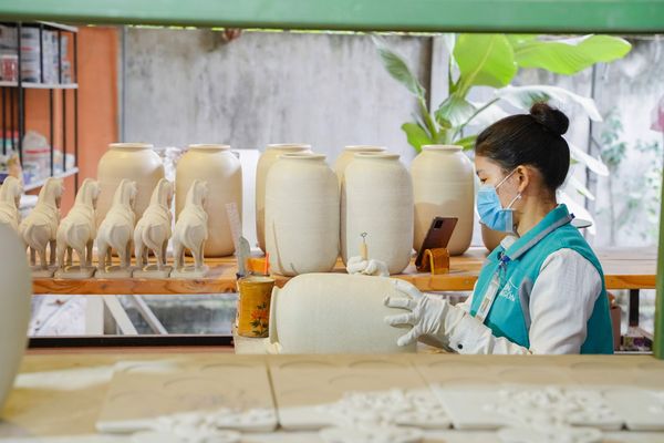 Xưởng gốm Thủ Biên vẫn luôn bận rộn mỗi ngày với các đơn hàng cho khách