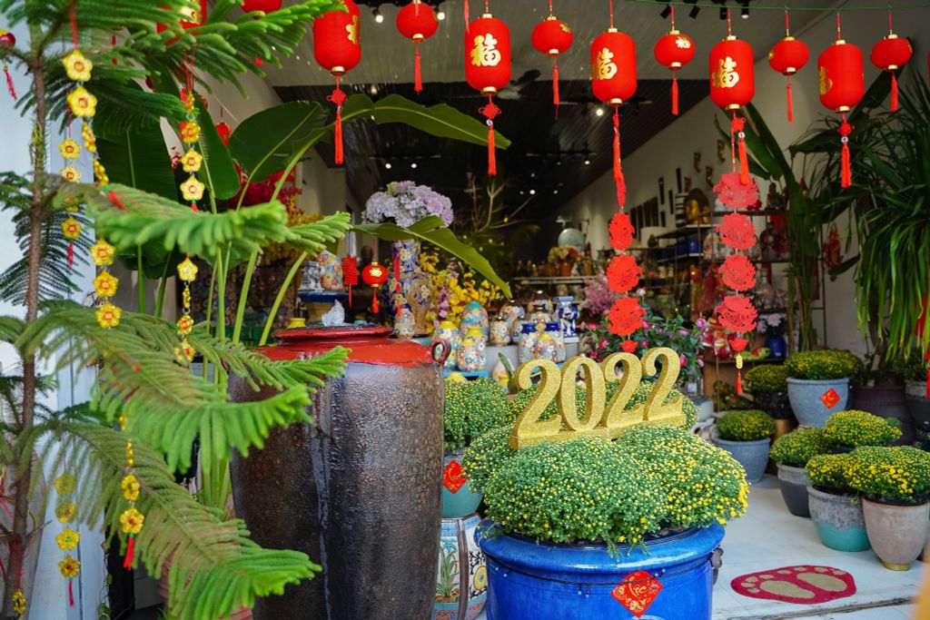 Vườn Nhà Gốm chi nhánh Phạm Văn Đồng - Một nơi có lồng đèn đỏ treo cao và không gian mua sắm Tết