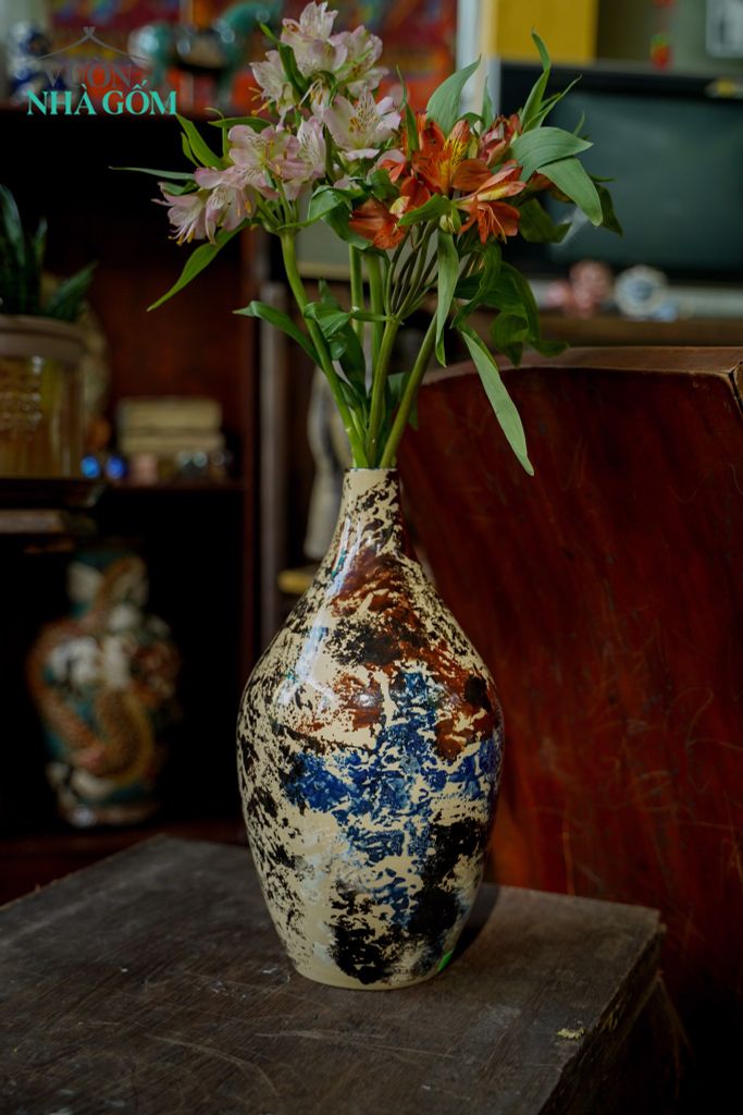 Gốm của June - tạo hình với đường cong tuyệt đẹp và sự hoà quyện của sắc màu, tạo nên tác phẩm gốm mang chiều sâu đặc trưng của mỹ thuật Châu Âu