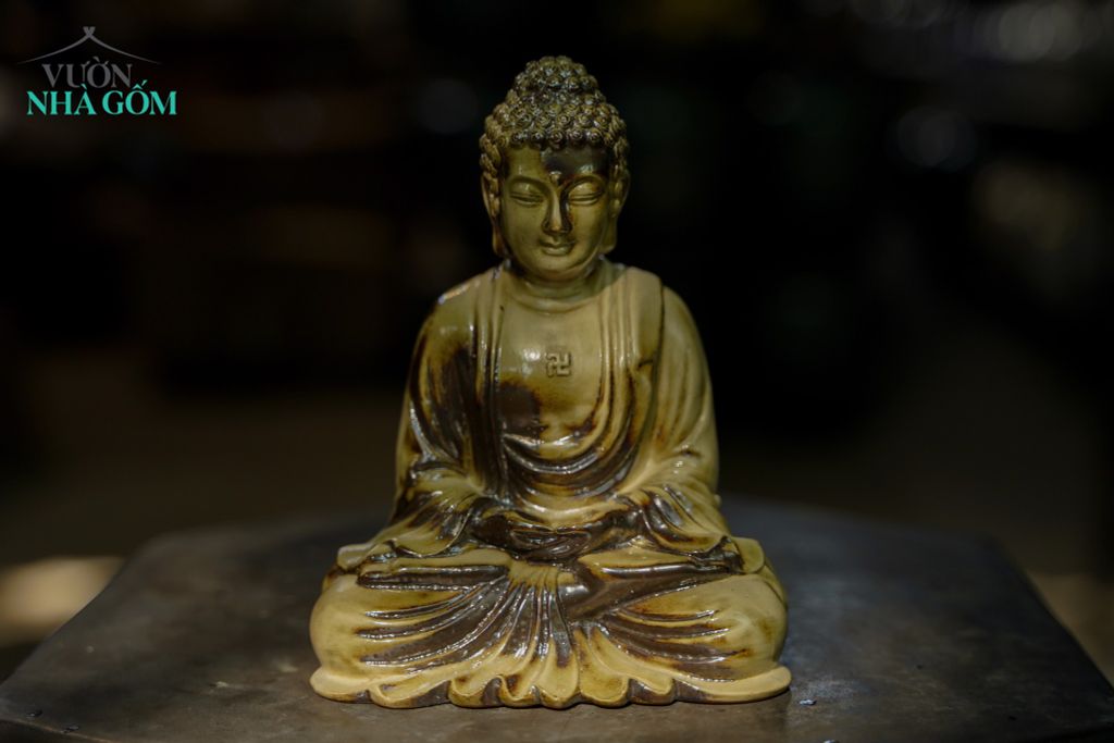 Tượng Phật A Di Đà được chế tác thủ công tại xưởng gốm Thủ Biên