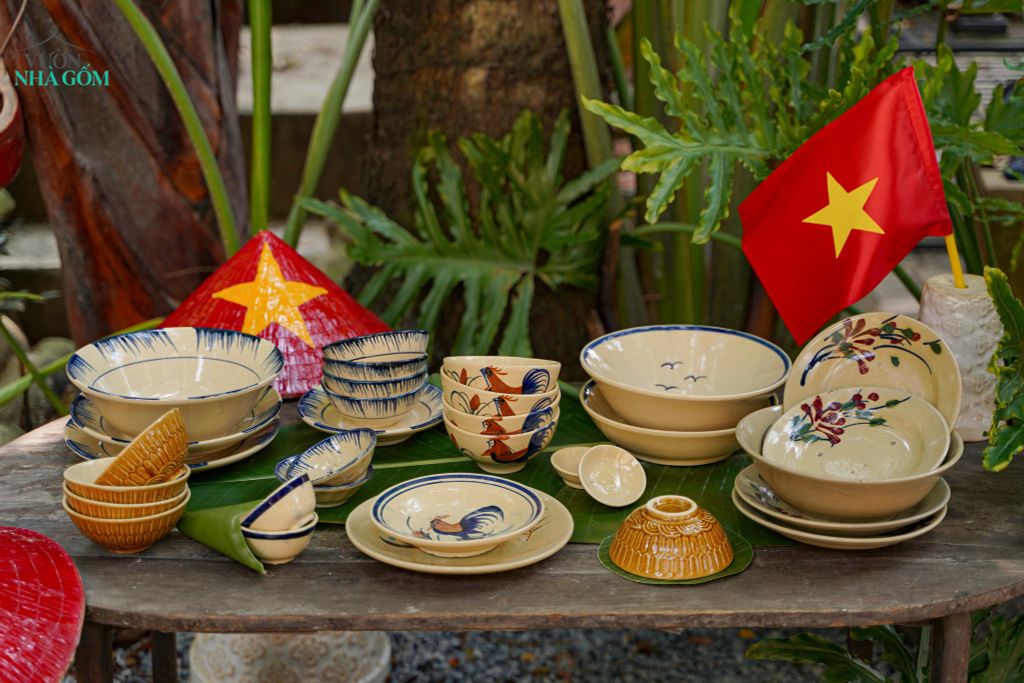 Set chén bát hoa dây tím – Nét bình dị trong gốm Nam Bộ