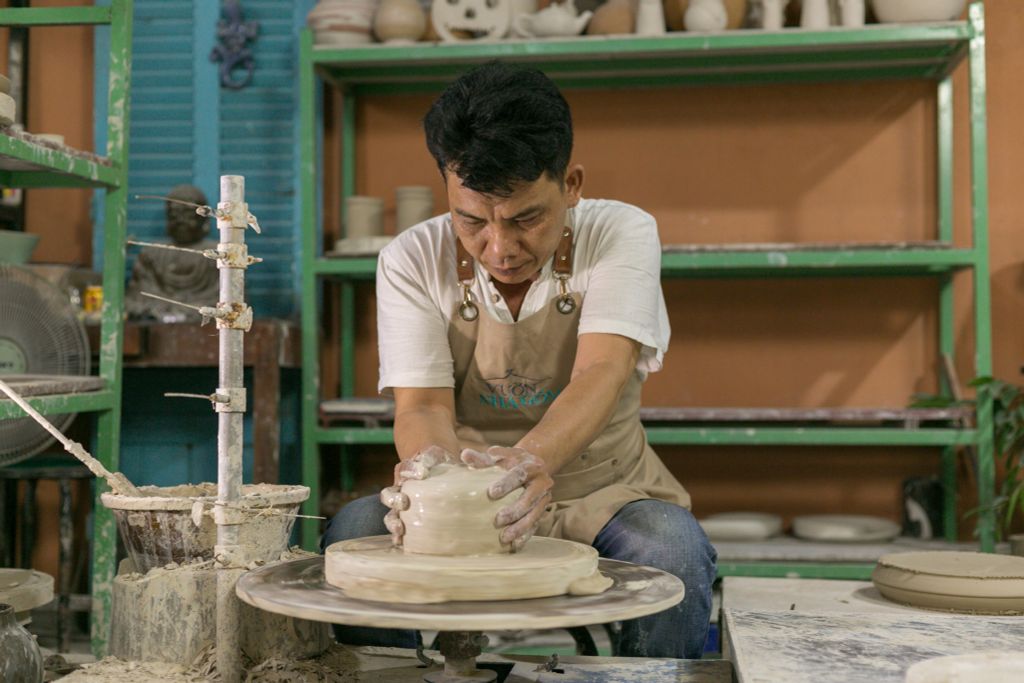 Một ngày tại Xưởng gốm xem cách làm đĩa gốm thủ công
