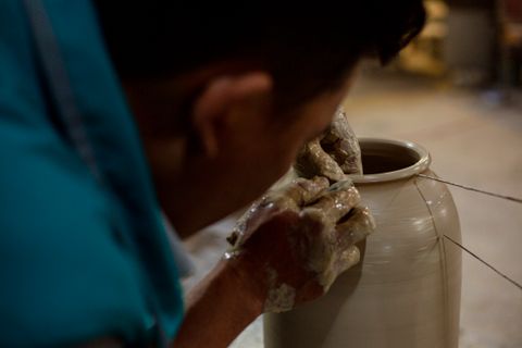 Q&A | Tạo hình dáng bình khắc bách hoa thủ công bằng phương pháp xoay gốm