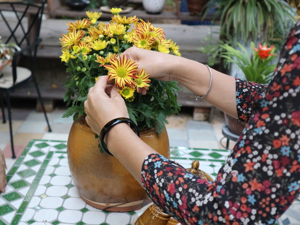 Chuyện gốm | Thêm sắc, thêm hương cho bình gốm thủ công