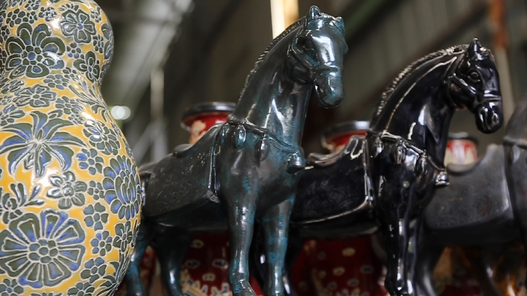 Tạo hình sản phẩm Ngựa gốm khắc cổ phục Việt thủ công