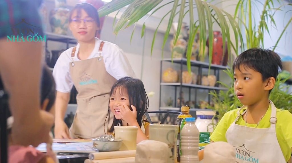 Trẻ em học làm gốm, thật thoải mái và thật vui tại cửa hàng Phạm Văn Đồng