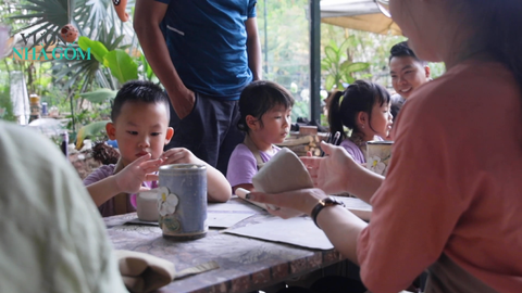 Gia đình đến Vườn Nhà Gốm trải nghiệm làm gốm thủ công, tự tay làm gốm
