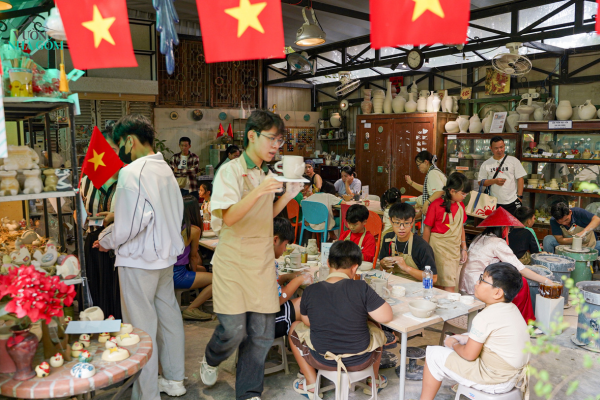 Trung tâm đào tạo nghề gốm rực rỡ mừng Đại lễ 30/04!