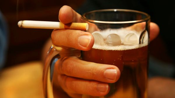 Thuốc lá và rượu bia là nguyên nhân khiến ung thư phổ biến tại Việt Nam