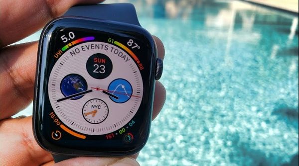 v(Apple Watch Series 4 với các tính năng ưu việt và độ chống nước thuộc hạng tốt trên thị trường smartwatch)