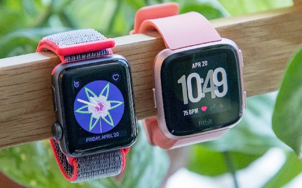 (Cả Apple Watch 3 và Fitbit Versa đều có nhiều tùy chọn thay thế)