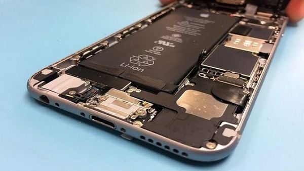 Có cần thay pin điện thoại iPhone không?