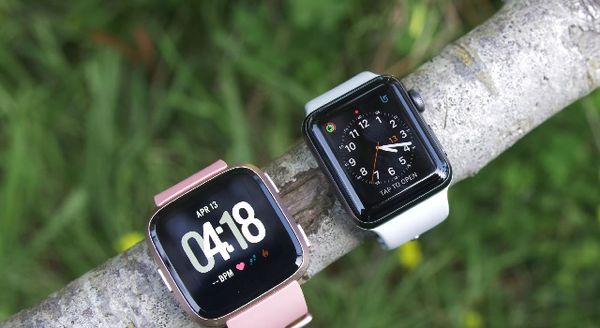 (Nên mua đồng hồ nào Apple Watch 3 hay Fitbit Versa tùy thuộc vào nhu cầu cũng như khả năng tài chính của bạn)