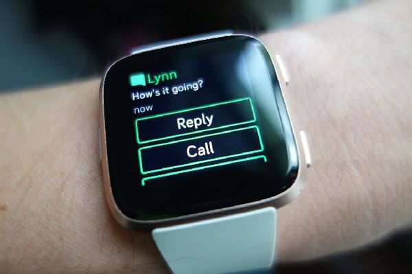 (So với Apple Watch 3, Fitbit Versa khá thua thiệt về tính năng nhận cuộc gọi và trả lời tin nhắn)