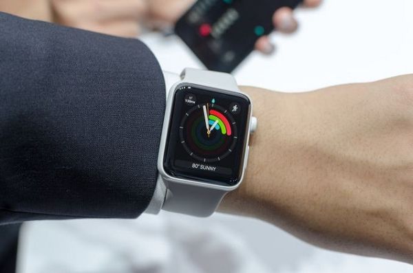 Kích thước của Apple Watch series 2 khá lớn