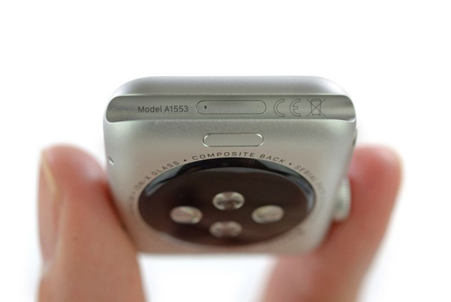 Kiểm tra cổng sạc nếu bạn sạc đồng hồ bằng sạc có dây Lỗi Apple Watch 1