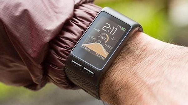 Màu nhựa của Garmin Vivoactive HR khá tối