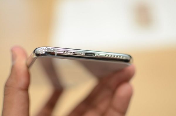 Cổng kết nối iPhone cũng có thể là nguyên nhân khiến phím Home trên thiết bị của bạn bị liệt