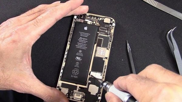 Thay pin điện thoại tại các cửa hàng sửa chữa uy tín