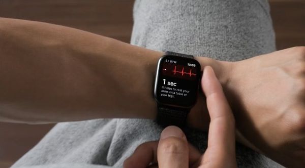 (Tính năng cảm biến đo điện tâm đồ chính xác trên Apple Watch Series 4)