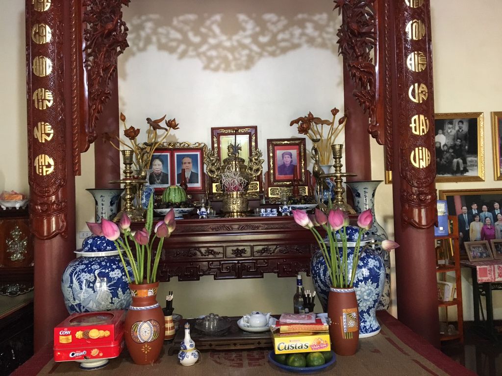 cách bố trí bàn thờ thần linh và gia tiên