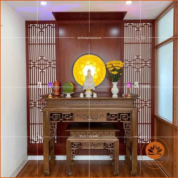 Bàn thờ Phật và gia tiên bằng gỗ với đường nét tinh tế, chất liệu sang trọng sẽ tạo nên một không gian cúng dường tuyệt vời. Với màu sắc và hoa văn trang trí trên bàn thờ, bạn có thể dễ dàng cảm nhận được sự thanh tịnh và bình yên trong không gian cúng dường đầy tâm linh.