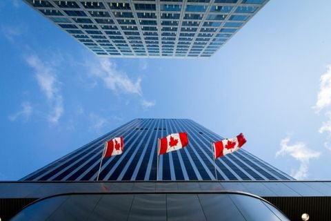 CANADA TỒN ĐỌNG HƠN 1.8 TRIỆU ĐƠN ĐĂNG KÝ TRONG THÁNG 12
