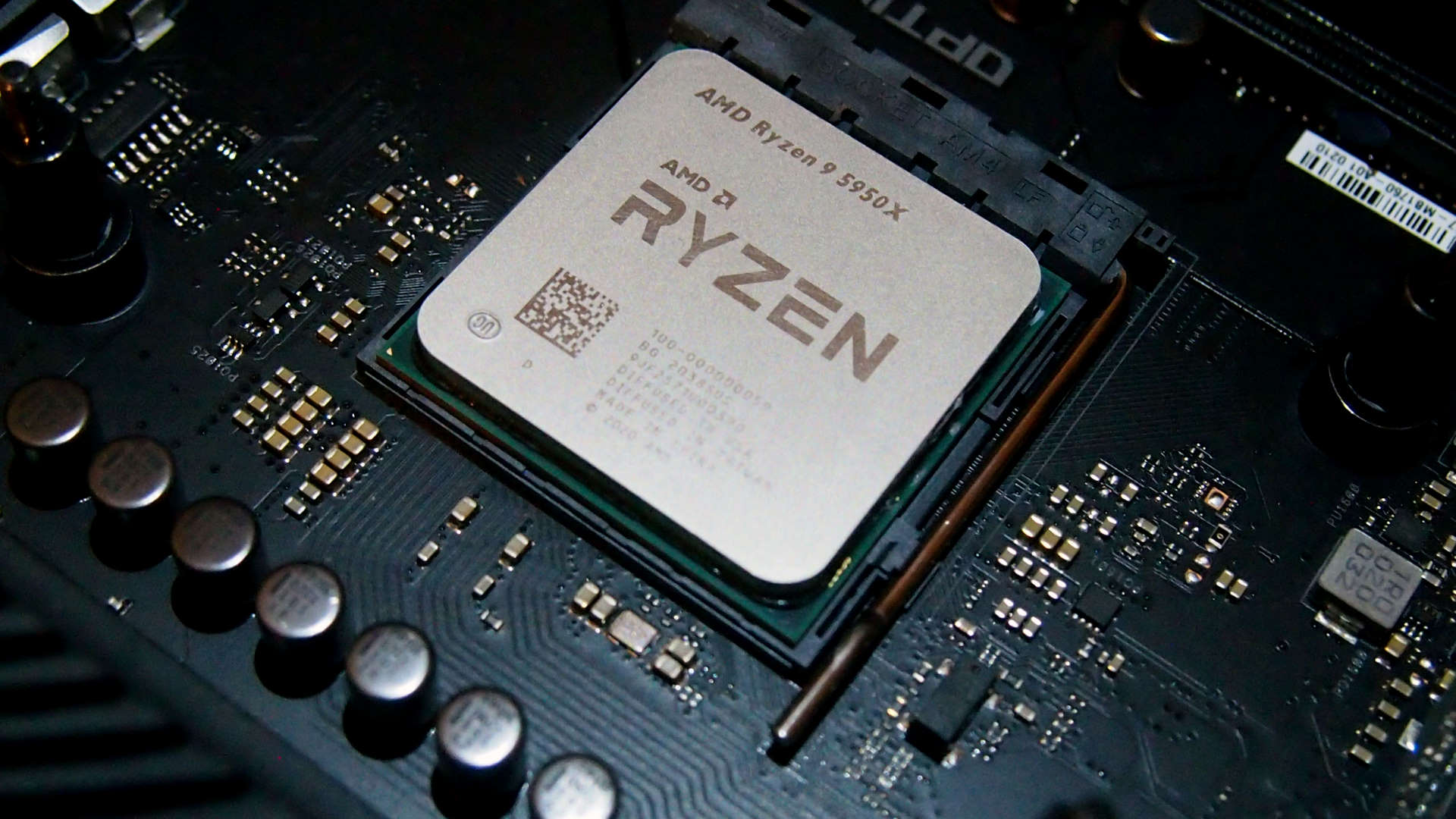 AMD Ryzen 9 5950X và AMD Ryzen 9 5900X cùng với AMD Radeon RX7600 hoặc AMD Radeon RX7800XT – Flagship cũ nhưng là món hời cho việc build PC cho tác vụ hiệu năng cao