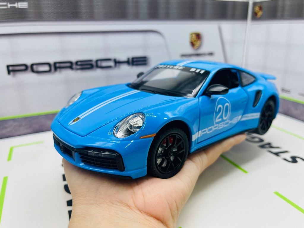 Mô hình xe Porsche trưng bày cùng diorama tỉ lệ 1:24