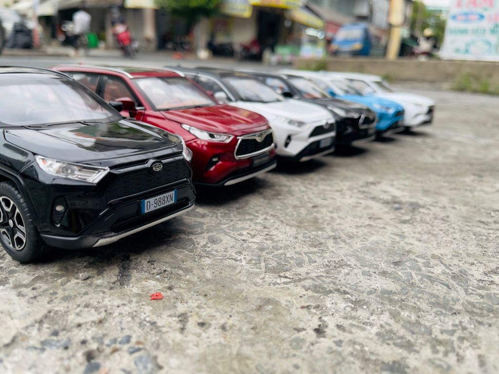 Mô hình xe Toyota Highlander đánh lái được full open tỉ lệ 1:24 Jinlifang OT045