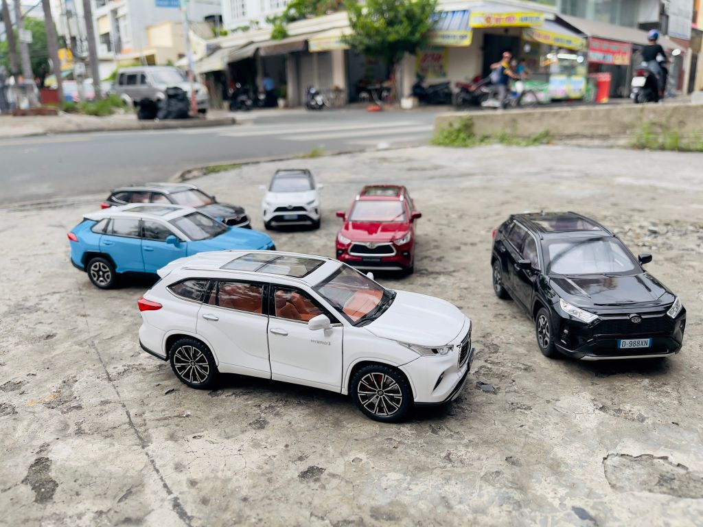 Mô hình xe Toyota Highlander đánh lái được full open tỉ lệ 1:24 Jinlifang OT045