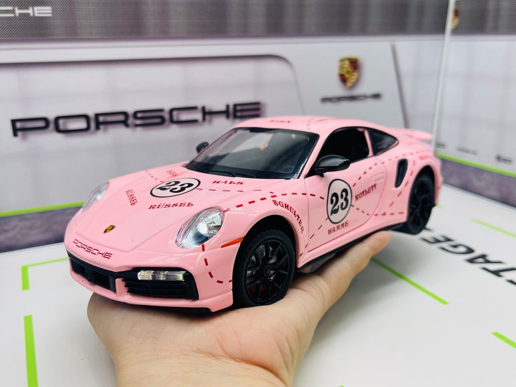 Mô hình xe Porsche trưng bày cùng diorama tỉ lệ 1:24