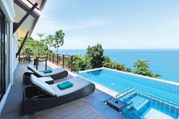 Resort rực rỡ dưới nắng cùng vải Cỏ May