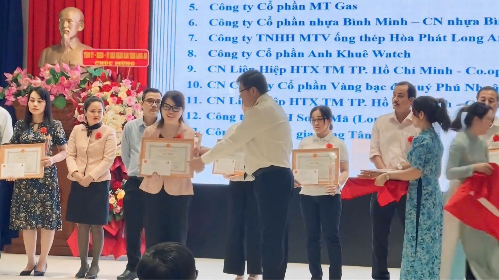 CÔNG TY ANH KHUÊ WATCH NHẬN BẰNG KHEN THỰC HIỆN TỐT CHÍNH SÁCH THUẾ NĂM 2023