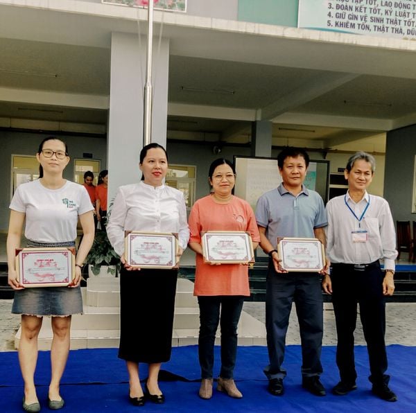 BITEX Group trao 100 phần quà cho học sinh khó khăn tại Trường Tiểu học Hồng Đức