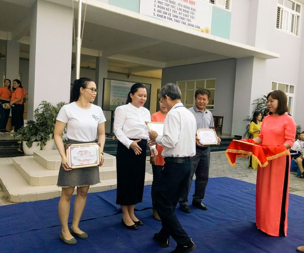 BITEX Group trao 100 phần quà cho học sinh khó khăn tại Trường Tiểu học Hồng Đức
