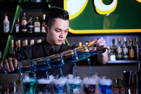 Bartender-nhan-vien-pha-che