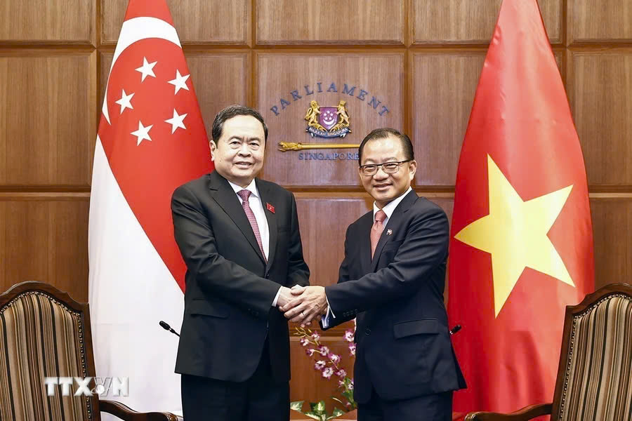 Phu nhân Thủ tướng Việt Nam tặng tranh Đông Hồ cho phu nhân Thủ tướng Singapore trong chuyến thăm Bảo tàng Dân tộc học
