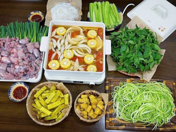 Món ăn hấp dẫn cho bữa tiệc gia đình: Cá bống chiên lá lốt, lòng non luộc và canh sườn bung