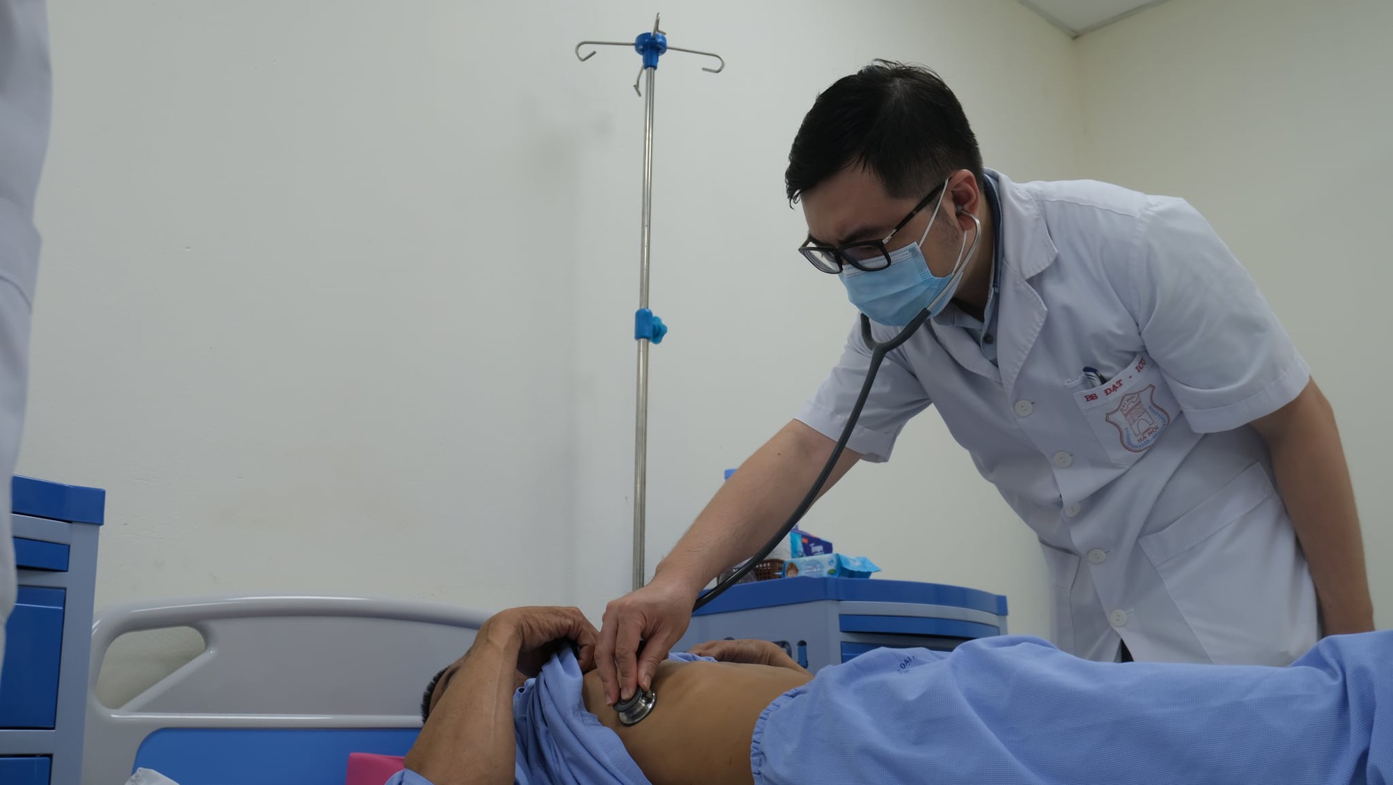 Bài Thuốc Đông Y Phòng Trị Cúm Mùa: Ngọc Bình Phong Tán và Tỏi Ngâm Mật Ong