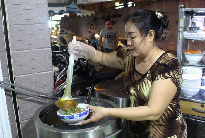 Lệ Quyên Khám Phá Quán Bún Bò Huế Đầy Hấp Dẫn Tại Quận 1