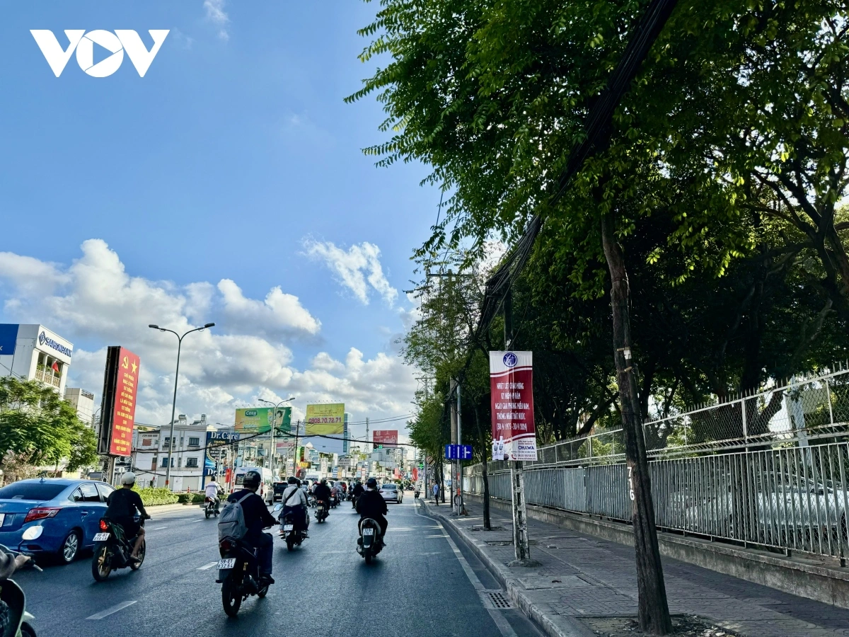 Ký Ức Về Ngày Giải Phóng: Nayan Chanda và Cuộc Chiến Kết Thúc