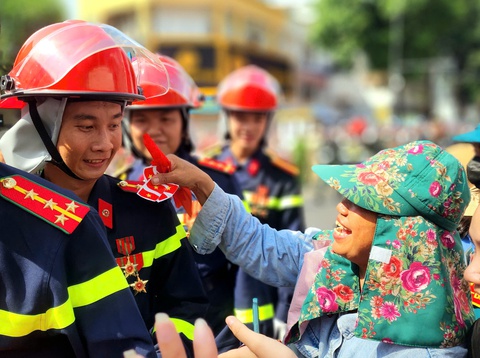 Bà Oanh Cõng Mẹ Đi Xem Tổng Duyệt Diễu Binh: Hình Ảnh Đẹp Về Tình Yêu Gia Đình