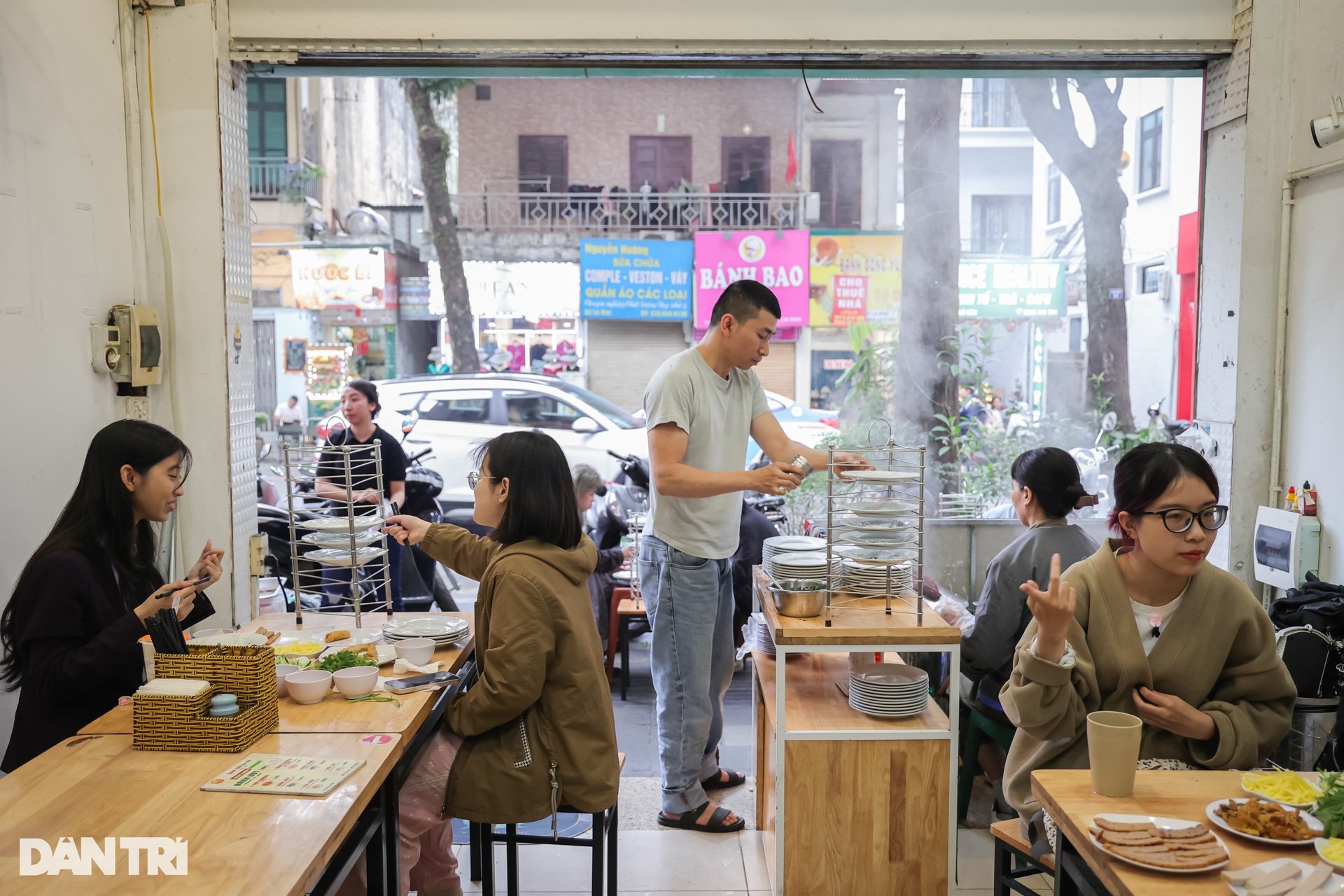 Bánh Ướt Ban Mê: Món Ngon Tây Nguyên Gây Sốt Trên Phố Lò Đúc Hà Nội