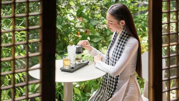 Lệ Quyên Trải Nghiệm Không Gian Sang Trọng Tại Cafe Dior Ở Miami