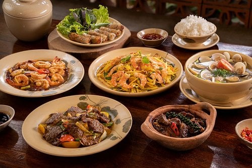 Cơm Gà Tam Kỳ Nổi Tiếng Nhờ Cô Gái 'Em Xinh Say Hi'