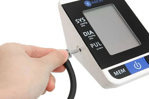 Đánh giá máy đo huyết áp bắp tay Kachi - Có đáng để đầu tư cho người cao tuổi không? Và 3+ các điều cần biết