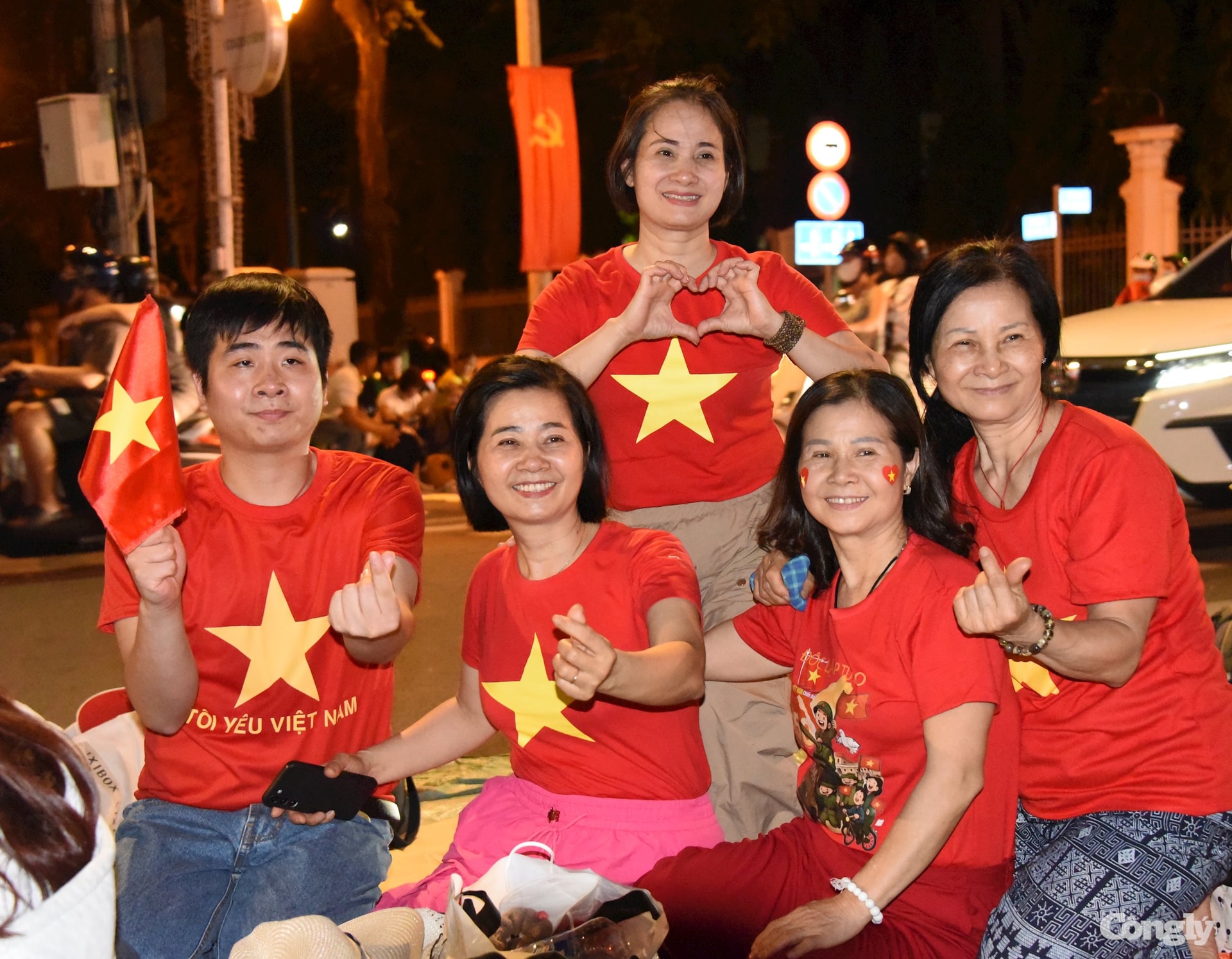 Diễu Binh Lễ Vật: Từ Không Khí Vui Vẻ Đến Những Tranh Cãi