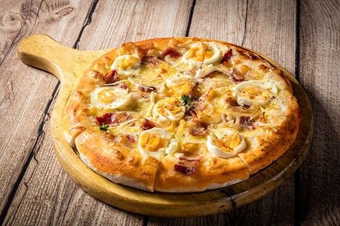 Cùng nhà hàng pizza ngon Hải Phòng làm pizza Carbonara cực cuốn