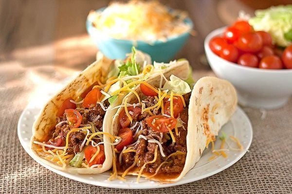 Tacos thịt bò bắt mắt với đủ màu sắc từ các thành phần nguyên liệu khác nhau